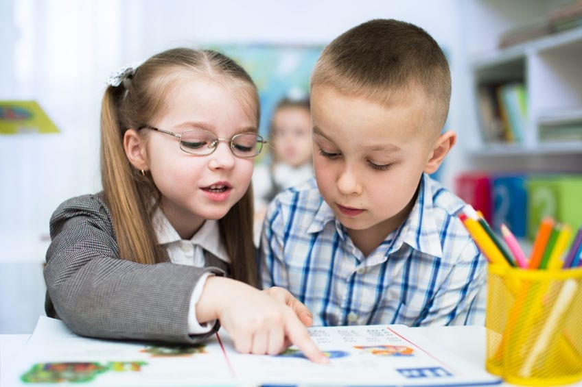Učenka tutorka pomaga svojemu sošolcu (Medvrstniško tutorstvo, 2017)
